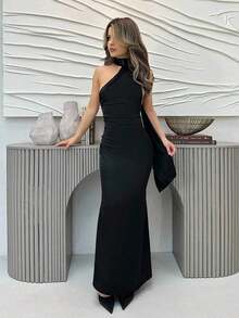Vestido de satén negro elegante y formal para eventos sociales como graduaciones, cenas de gala, bodas, con cuello asimétrico, espalda descubierta y drapeado - Negro - Ver 1