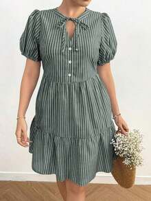 Vestido camisero corto con cuello en V, cordón ajustable, patchwork y mangas cortas para tallas grandes con rayas - Verde - Ver 4