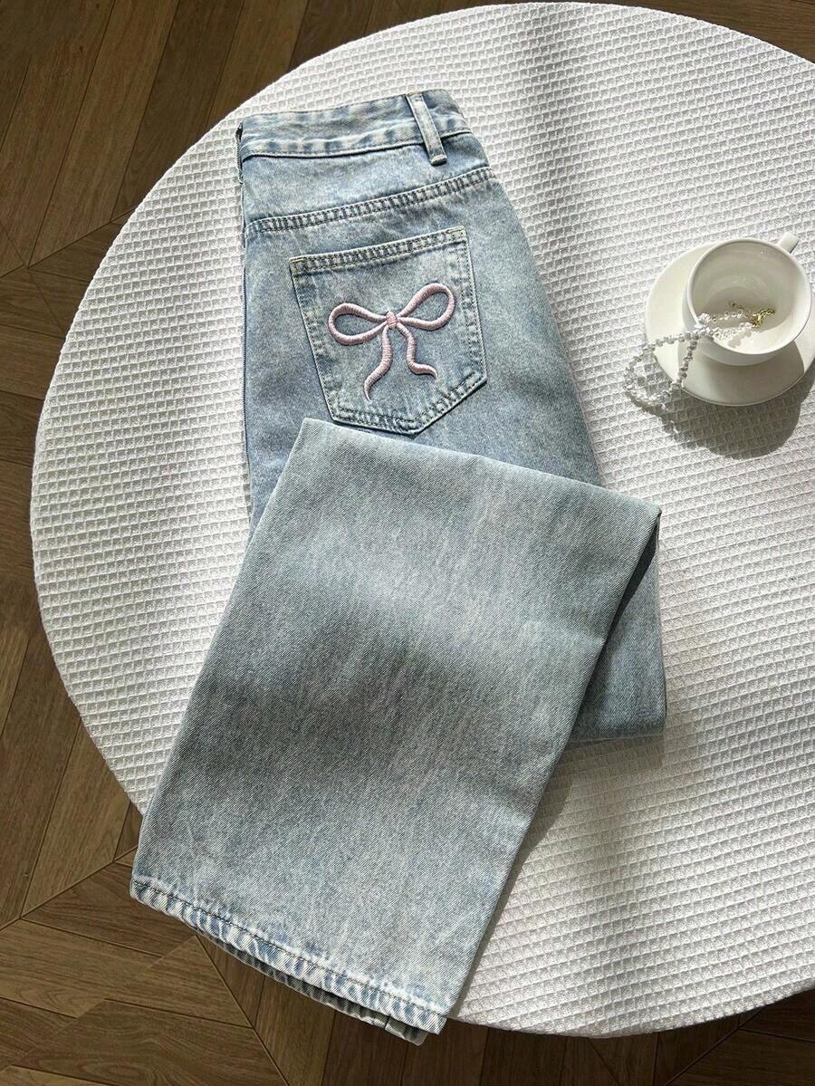 Jeans anchos lavados con pierna suelta y ajuste holgado para mujeres con bordado de mariposas y bolsillo adicional incorporado - Lavado ligero - Ver 1
