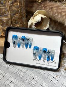 Conjunto de 10 adesivos de unhas artesanais em formato amendoado com borboletas e olhos de gato azuis. Design sofisticado, perfeito para meninas e mulheres usarem na praia no verão. Unhas postiças removíveis e reutilizáveis. - Multicolorido - Ver 3