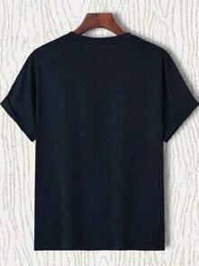Camiseta Casual de Hombre de Cuello Redondo y Manga Corta - Estampado de Patrón Los Peces Están Llamando, Debo Ir, Tejido Ligero y Elástico, Ajuste Regular para Adultos, Elección Perfecta para Actividades de Verano y Pesca YFNI - Negro - Ver 2