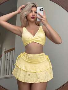 Conjunto de 3 piezas para mujer de verano: Top de punto de jacquard de unicolor con escote cruzado, minifalda de doble capa con lazo al lado, traje de baño - Amarillo 2 - Ver 8