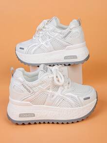 Baskets à plateforme pour femmes, chaussures mode polyvalentes à lacets épaisses avec panneaux en maille, Baskets épaisses respirantes et confortables, affinantes et rehaussantes pour les femmes de petite taille - Blanc - Voir 1
