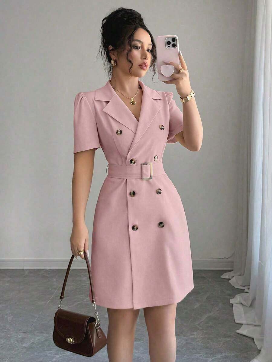 Vestido corto de verano de unicolor con lazo en la cintura, doble botonadura, mangas abullonadas y cuello con solapa - Rosa - Ver 1