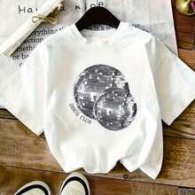 Camiseta para Mujer con Estampado de Letra "C" y Texto Dorado, Manga Corta - Blanco - Ver 1