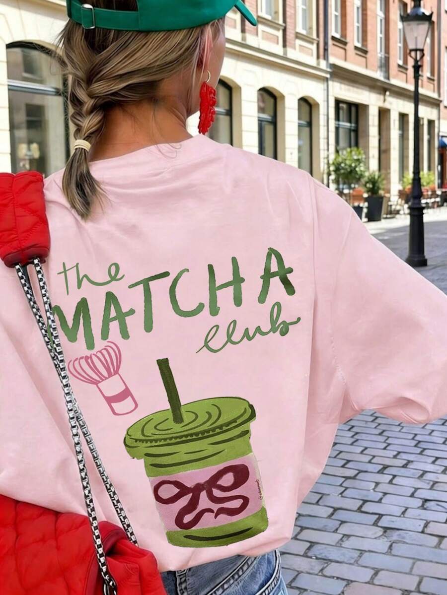 1件女款夏季圓領短袖T恤上衣，印有「Matcha Lover's Club」飲料英文圖案，休閒粉紅色