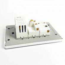 Panel de vidrio templado gris de 2x4 pulgadas montado en la pared con dos tomas NEMA 5-15R yódulos de enchufe intercambiables adecuados para EE.UU./Reino Unido/Italia. - Interruptor de 1 vía y 1 módulo - Ver 5