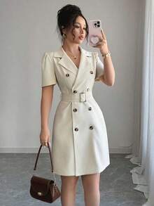 Vestido corto de verano de unicolor con lazo en la cintura, doble botonadura, mangas abullonadas y cuello con solapa - Albaricoque - Ver 7