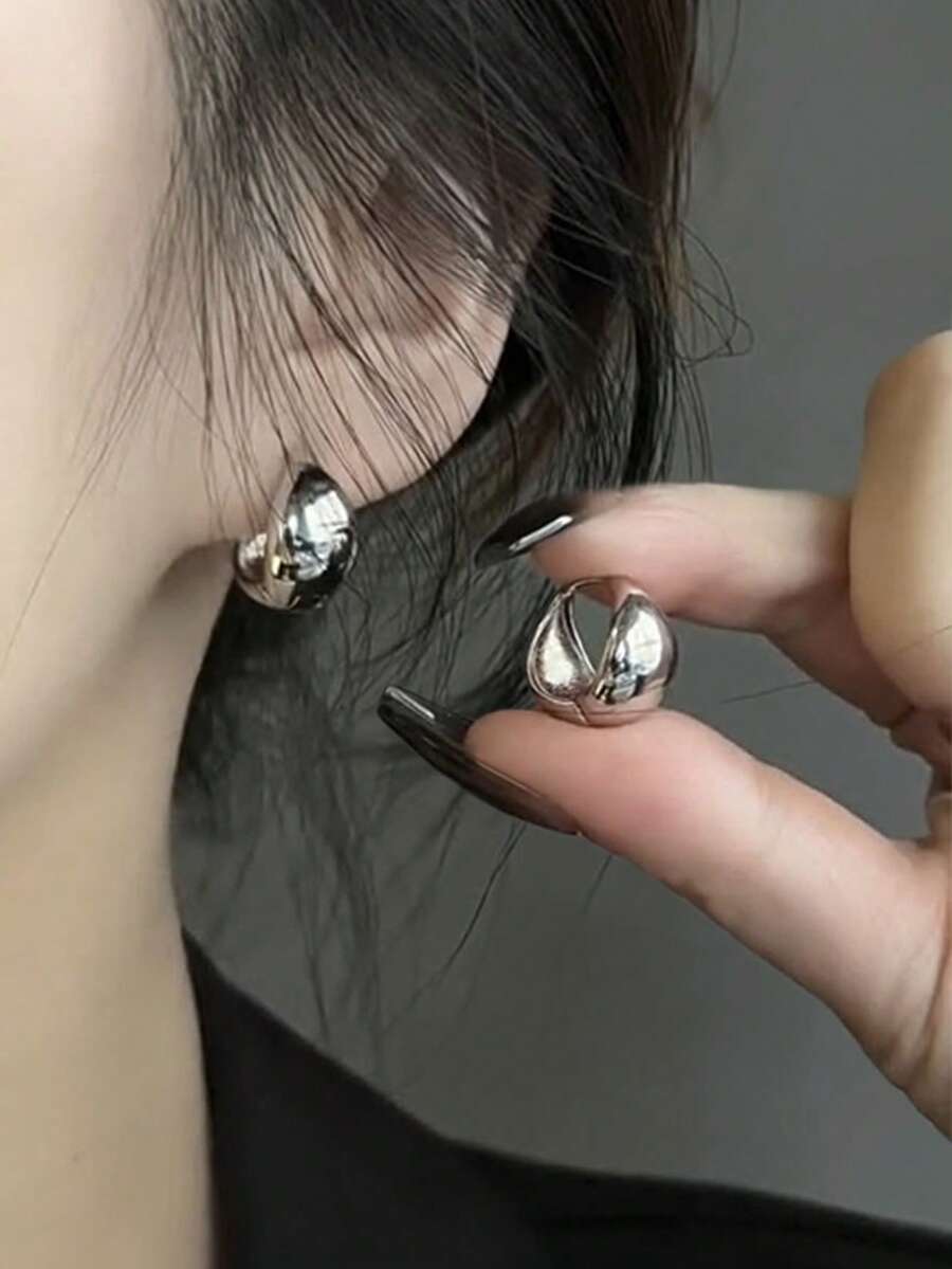 1 Đôi bông tai vòng bằng kim loại màu đồng trơn, kiểu dáng tối giản, thanh lịch, phù hợp cho nữ giới khi đi làm, dạo phố, dự tiệc.
