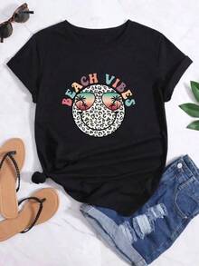 Camiseta casual holgada para mujer, estampada con una cara sonriente que lleva gafas de sol y la frase "beach vibes". - Negro - Ver 6