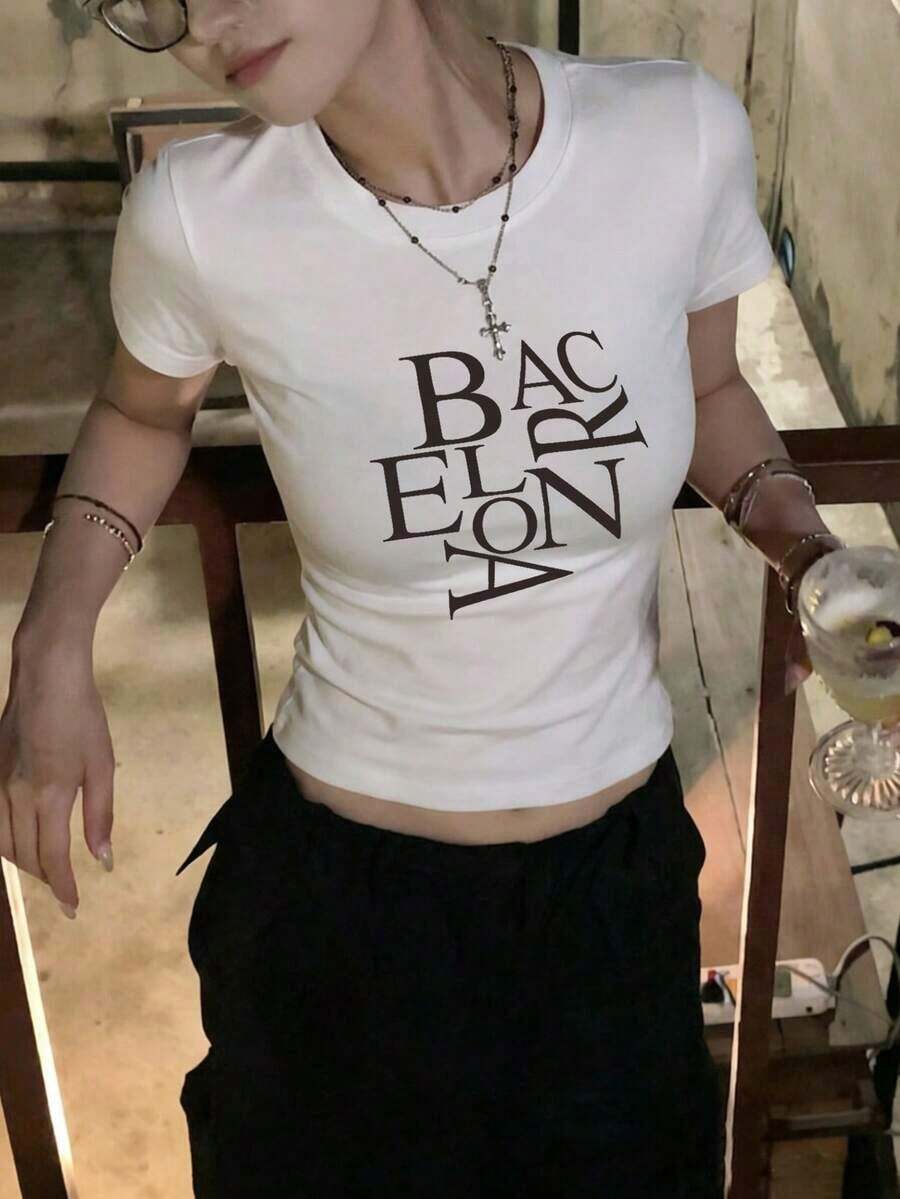Playera blanca cuello redondo manga corta para mujer, estilo baddie juvenil , estampado de letras nuevo verano, corte ajustado ombliguero, súper linda para looks casuales, salidas y uso diario PV1R - Blanco - Ver 1