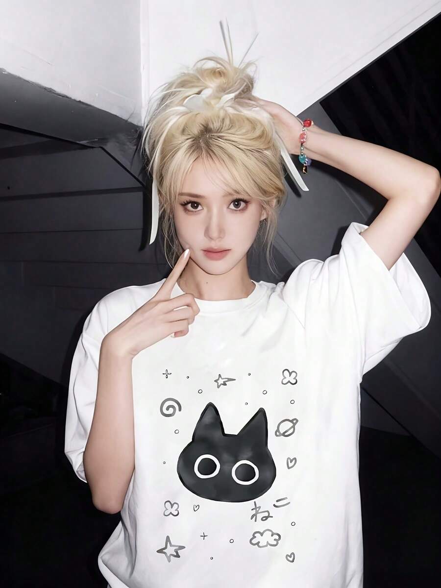 Spring/Summer 2026, New Off-The-Shoulder Summer T-Shirt, Beautiful, Casual Women's Clothing, Short-Sleeved T-Shirt For Women, Quirky Cat Head Design With Stars, Planets, Hearts, Clouds, Short-Sleeved T-Shirt With Japanese "Neko" Pattern, Fun And Cute Style, Comfortable And Skin-Friendly, Casual Everyday Top. A Very Distinctive Printed T-Shirt / Unisex Style / Suitable For Both Men And Women / Wrinkle-Resistant / Breathable - 白色 - 查看 1
