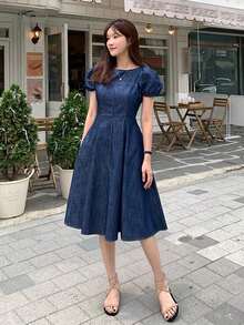 Vestido corto de mezclilla con escote redondo, recogido en la cintura y mangas abullonadas en forma de línea A para mujer de unicolor - Azul lavado medio - Ver 3