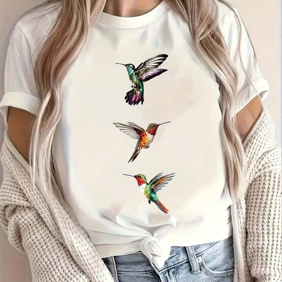 Camiseta para Mujer con Estampado de Letra "C" y Texto Dorado, Manga Corta - Blanco - Ver 1