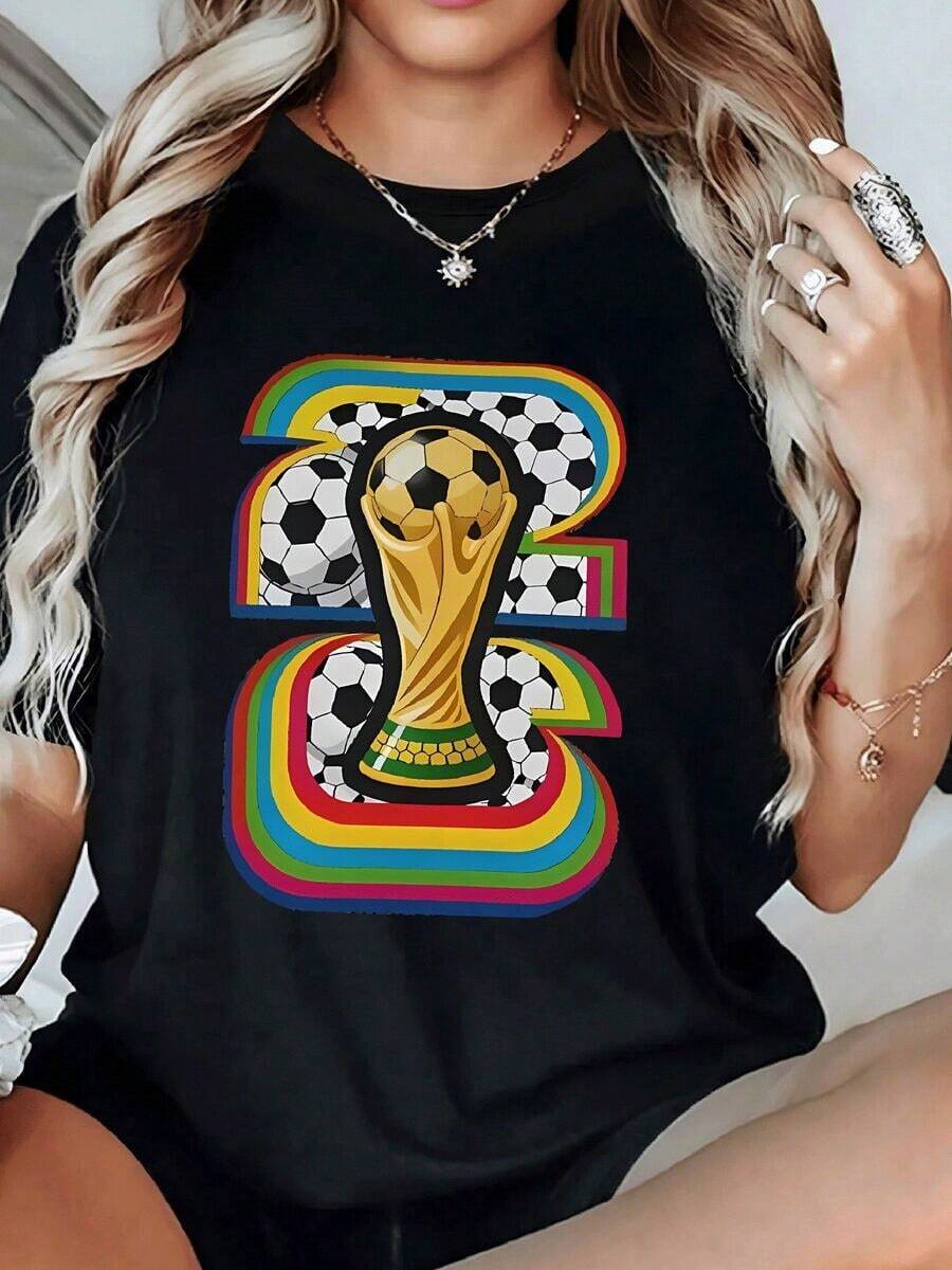 Trofeo dorado rodeado de balones y franjas de colores que simbolizan la unión global a través del fútbol y la celebración deportiva camiseta para mujer 100% algodón cómoda y moderna - Negro - Ver 1