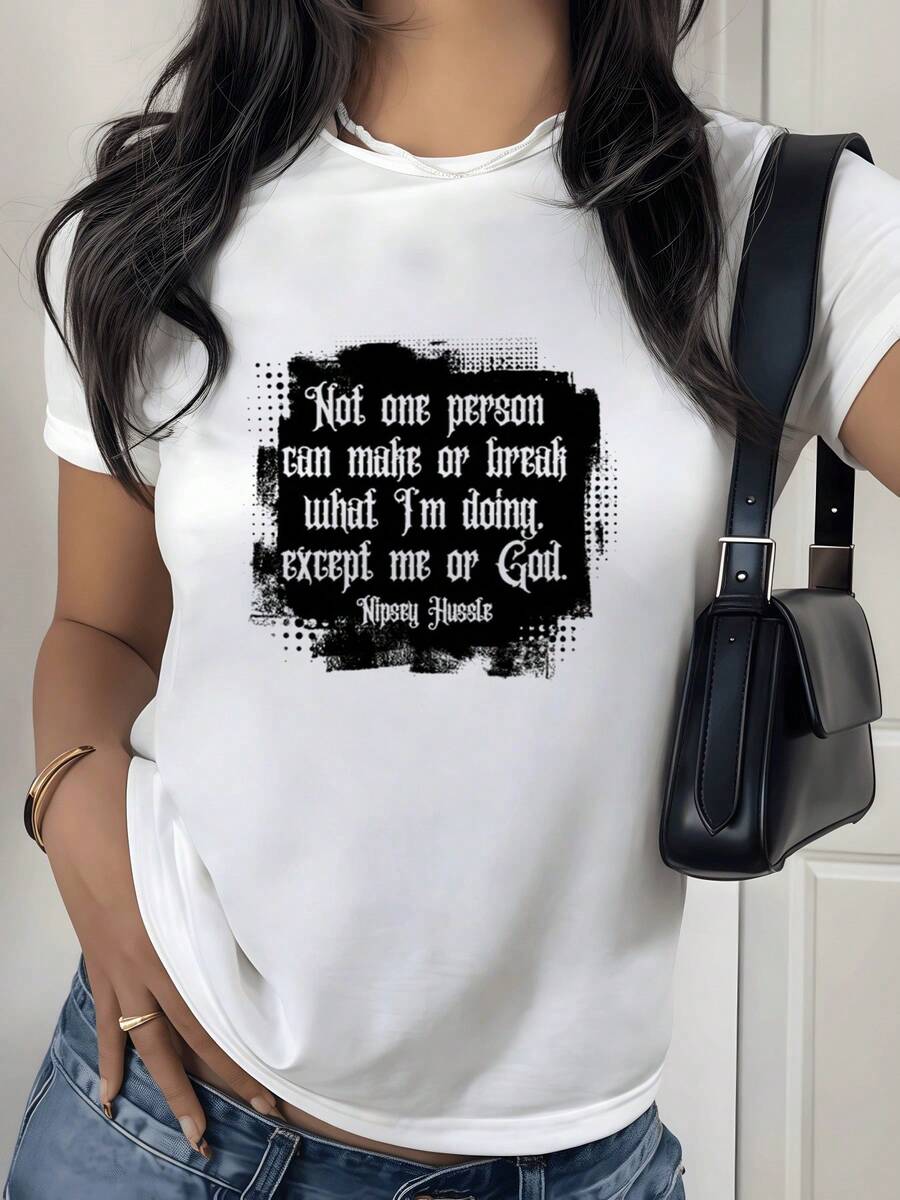 Texto en tono negro que expresa fuerza interior y confianza propia con un mensaje inspirador sobre la superación personal y la valentía ante los desafíos cotidianos camiseta de mujer casual moderna cómoda para uso diario - Blanco - Ver 1