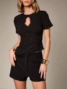 Blusa elegante, femenina y con estilo de mujer con detalle de encaje calado, manga corta y bajo asimétrico - Negro - Ver 4