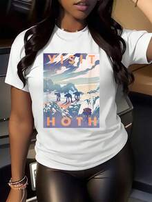 Frozen Landscape With Snowy Mountains And Mechanical Figures Walking Under A Colorful Sky That Conveys Adventure And Freedom. Comfortable And Modern Women's Short-Sleeved T-Shirt For Everyday Wear. - 白色 - 查看 2
