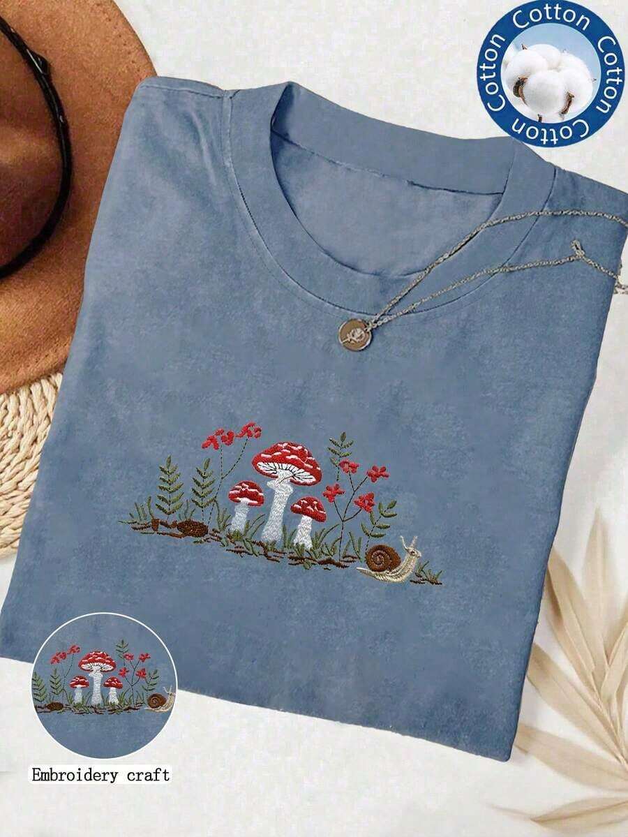 Mushroom Embroidered T-Shirt, Pastoral Style Sweatshirt, Nature Botanical Print Blouse, "Granola Girl" Graphic Tee, Wildlife Embroidered Gift, Women's "Fairy Core" Style Embroidered Crew Neck T-Shirt - 藍霧 - 查看 1