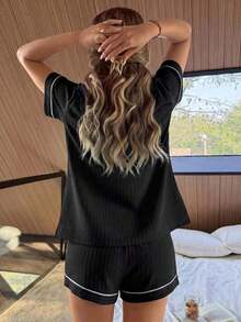 Napfluff Conjunto de pijama de mujer con cárdigan de manga corta con cuello con lazo y decoración de color contrastante, y pantalones cortos - Negro - Ver 2