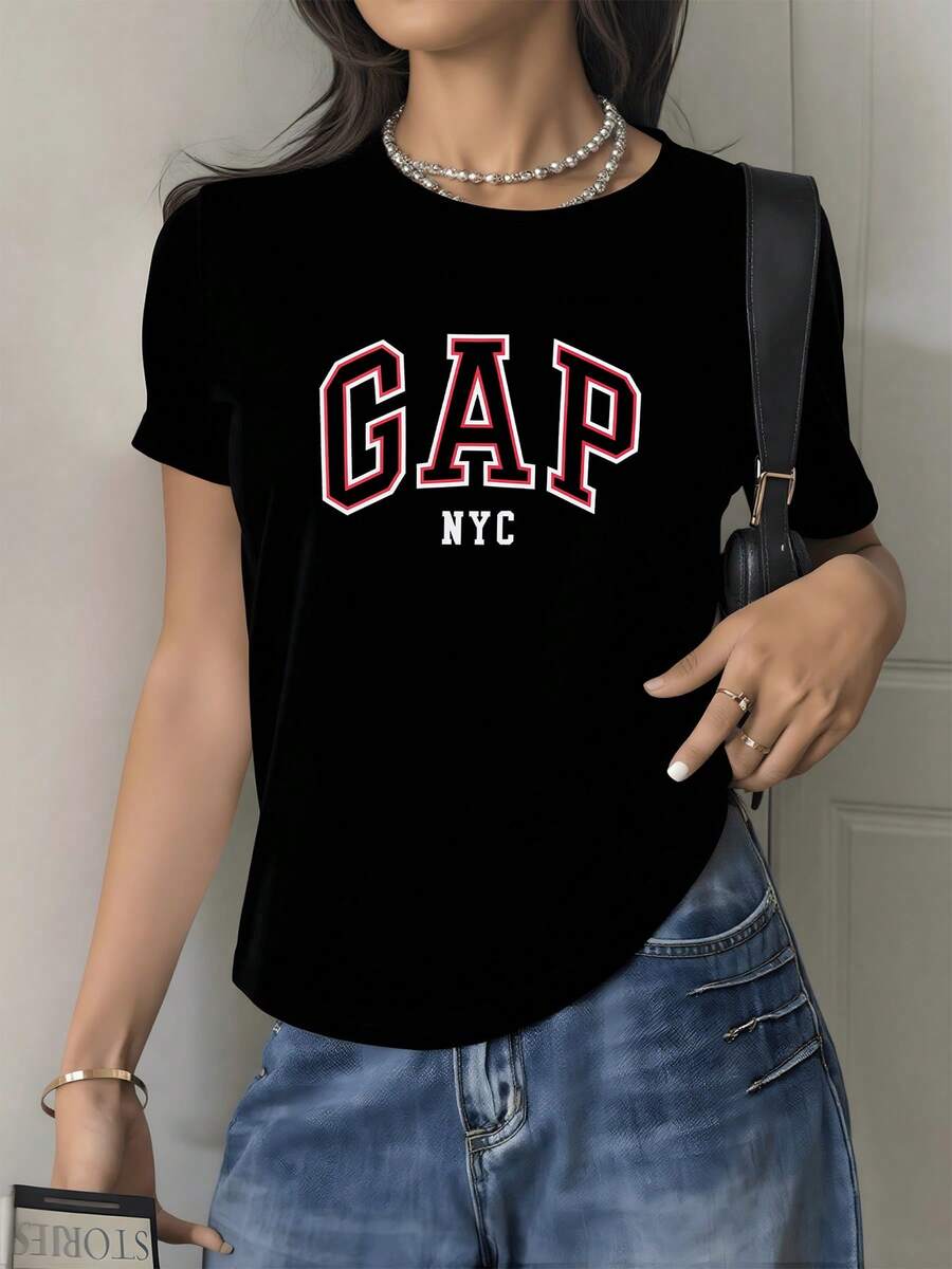 Letras grandes en el pecho reflejan energía urbana y confianza femenina evocando el espíritu libre de la ciudad y un estilo moderno con elegancia casual camiseta de mujer cómoda para uso diario - Negro - Ver 1