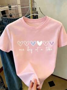 Camiseta de mujer de manga corta, estampado de corazones y letras, corazones huecos multicolores con lema en inglés escrito a mano, prenda en color rosa claro, cuello redondo casual - PALO DE ROSA - Ver 7
