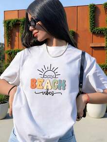 Bonita camiseta blanca con diseño "Beach Vibes", colores pastel y sol ideal para días soleados y estilo casual. - Blanco - Ver 6