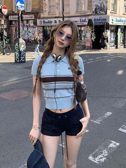 蓝色条纹撞色 Polo 领短袖针织上衣，修身百搭夏季女式衬衫