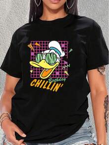 Pato con gafas grandes sobre fondo geométrico colorido que transmite energía divertida y espíritu relajado de cumpleaños ideal para quienes aman la moda y las imágenes alegres camiseta de mujer  cómoda y casual para uso diario - Negro - Ver 6