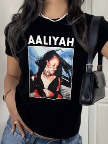 Retrato artístico de una mujer con cabello suelto y fondo azul que transmite libertad fuerza e individualidad en colores vibrantes camiseta de mujer casual moderna - Negro - Ver 8