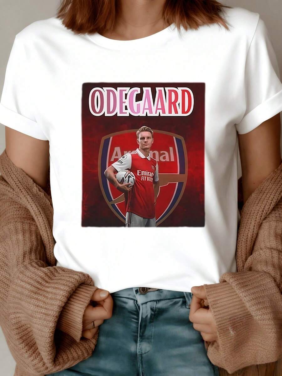 Red Shield With A Soccer Player Holding A Ball Conveys Passion For The Sport And Competitive Energy. Comfortable Casual Women's T-Shirt For Modern Soccer Fans. - 白色 - 查看 1