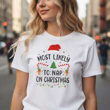 Women's Cotton T-Shirt With A Christmas Print, Featuring The Phrase "She's More Likely To Sleep On Christmas," Short Sleeves, Round Neck, Casual Loose Fit, Ideal For Christmas Parties, Sizes S-5XL, Soft And Comfortable Cotton Fabric, Festive Christmas Gift For Her. Suitable For Spring, Summer, And Autumn. - 白色 - 查看 7