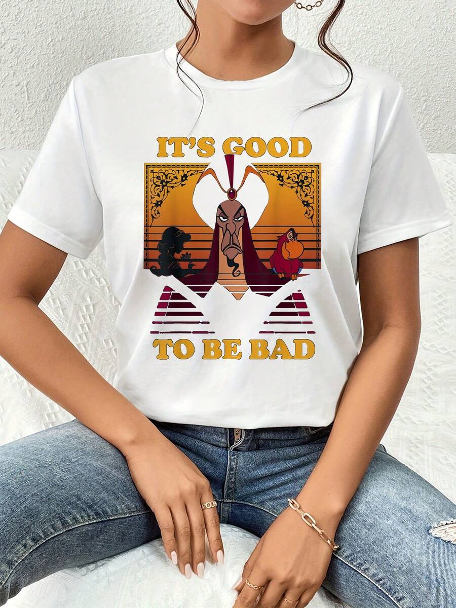 Ilustración que muestra a un personaje con mirada desafiante frente a un fondo cálido que evoca poder y misterio con la frase positiva sobre aceptar el lado rebelde camiseta de mujer casual cómoda y moderna para uso diario - Blanco - Ver 1