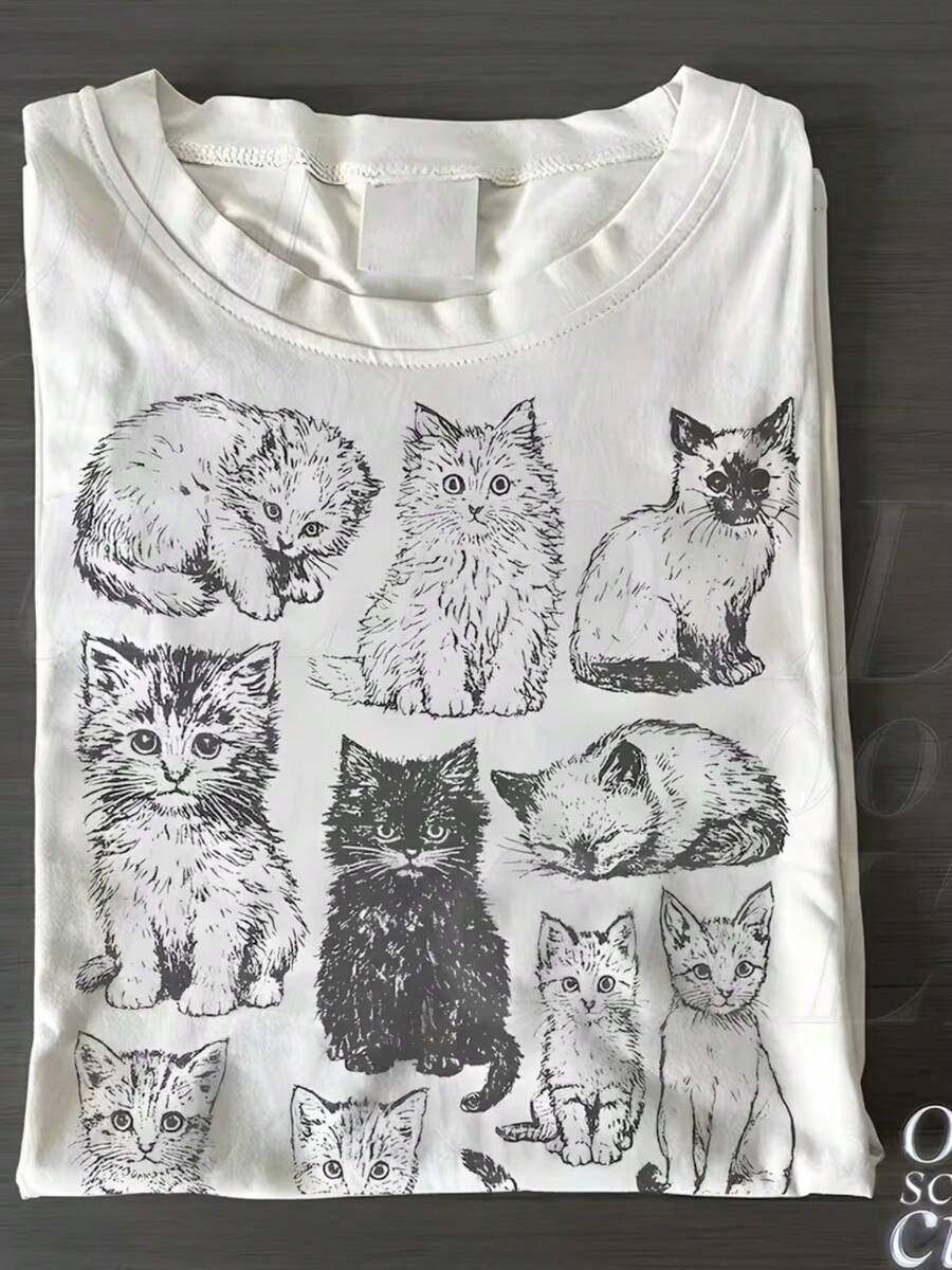 Camiseta de mujer, estampada con un diseño de un lindo gato vintage dibujado a mano, hecha de algodón puro, blanca, de manga corta, cuello redondo casual, corte regular. La tela es suave y agradable al tacto, cómoda y transpirable, adecuada para todas las estaciones. El color base blanco es versátil y elegante, llamativo y único, combinando fácilmente con diversos ambientes cotidianos. Solo una prenda superior, adecuada para atuendos de Año Nuevo y de San Valentín - Camiseta de manga corta de algodón holgada unisex de estilo vintage urbano con cuello redondo. blusas.blusas casuales para dama. - Blanco - Ver 1