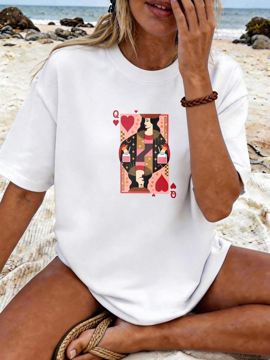 Women's T-Shirt: This Women's Short-Sleeved Printed T-Shirt Is Comfortable, Stylish, And Casual, Making It Suitable For Everyday Wear. It Features A Print Of A Queen And A Red Heart Playing Card, Depicting A Woman Holding A Drink. Women's T-Shirts. - 白色 - 查看 1