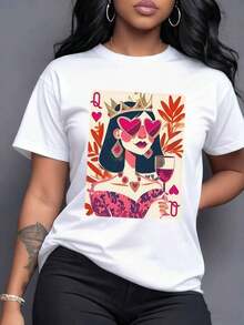 Queen Of Hearts Illustrated With A Golden Crown, Heart-Shaped Sunglasses, And A Glass Of Red Wine. She Symbolizes Power, Grace, And A Romantic Touch, Perfect For The Bold Woman Who Celebrates Her Femininity And Uniqueness. Women's 100% Cotton, Casual Short-Sleeved T-Shirt. - 白色 - 查看 7