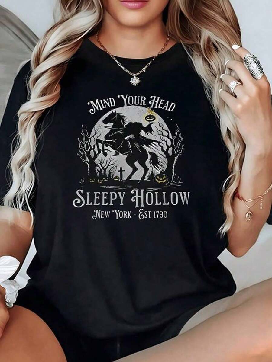 La figura muestra a un jinete sin cabeza cabalgando en una noche de luna llena entre árboles desnudos simbolizando valentía y misterio camiseta de mujer 100% algodón cómoda y moderna