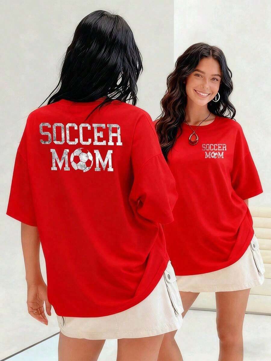 Diseño con texto Soccer Mom que representa apoyo y orgullo maternal en el deporte camiseta de mujer con 100% algodón para comodidad duraderaSuitable for spring, summer and autumn - Rojo - Ver 1