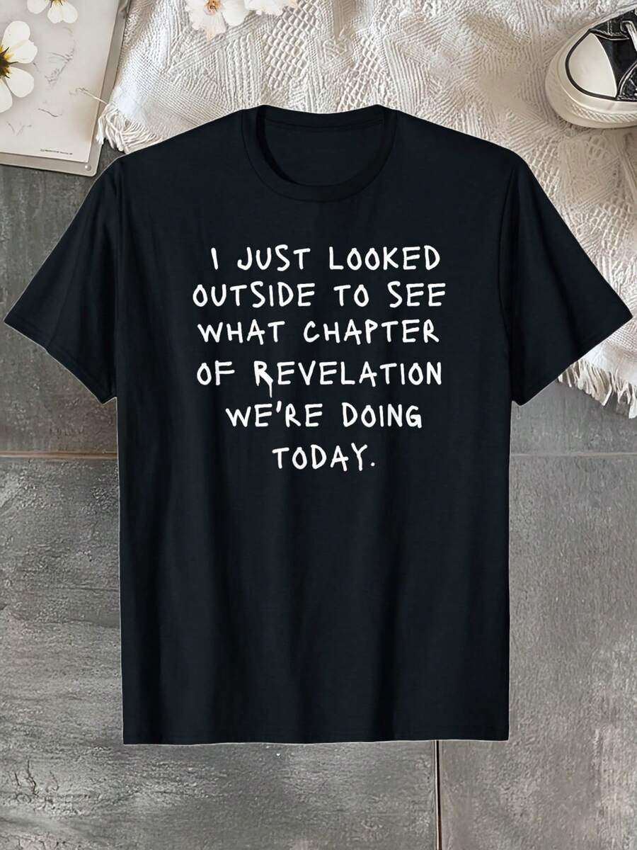 Camiseta de mujer cristiana. Simplemente miré por la ventana, queriendo ver qué capítulo del Apocalipsis se estaba discutiendo hoy. Esta camiseta estampada es adecuada para el uso diario informal, se puede lavar a máquina y se puede usar en todas las estaciones, lo que permite un estilo sin esfuerzo. - Negro - Ver 1