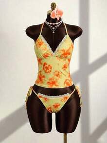 Conjunto de bikini de dos piezas con estampado floral tropical, parte superior tipo bandeau con tirantes atados y detalles de encaje para mujer, ideal para vacaciones de verano y playa - amarillo ganso - Ver 1