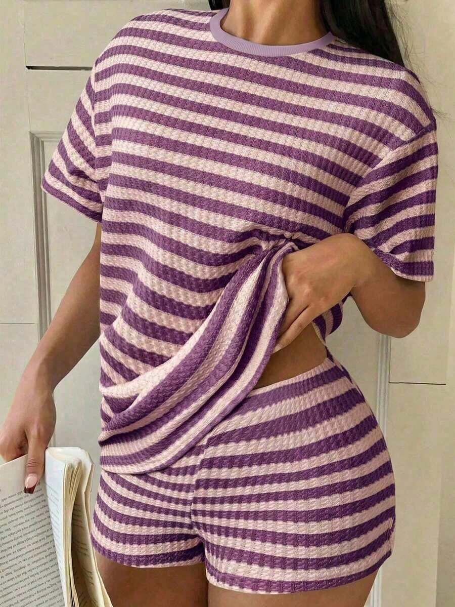 Set de 2 piezas de outfit casual de camiseta de manga corta a rayas negras y blancas con pantalones cortos - Lila Púrpura - Ver 1