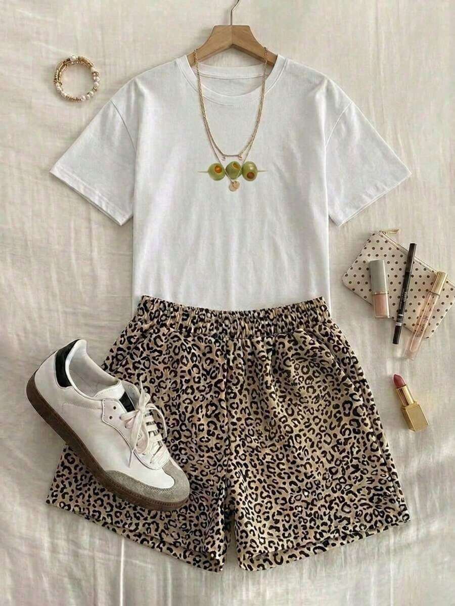 Una camiseta de manga corta para mujer con estilo retro americano, de diseño holgado y estampado (los pantalones son solo sugerencias de estilo). Este artículo sencillo y elegante presenta patrones de texto con temática tropical, siendo un elemento imprescindible para crear un estilo relajado de vacaciones. Es muy adecuado para ocasiones como el Día del Trabajo y el Día de la Independencia de México. La gruesa camiseta multicolor está hecha de 100% algodón con estampados modernos, y es adecuada tanto para hombres como para mujeres. Es un estilo completamente nuevo para primavera/verano/otoño, transpirable y cómodo, sencillo y versátil. - Blanco - Ver 1