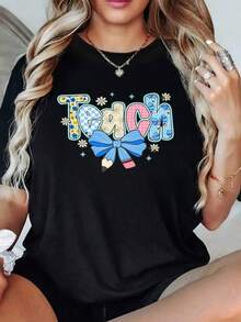 Letras coloridas con flores y moño azul que simbolizan alegría y dedicación al enseñar reflejando pasión y ternura camiseta para mujer 100% algodón de ajuste cómodo y suave - Negro - Ver 2