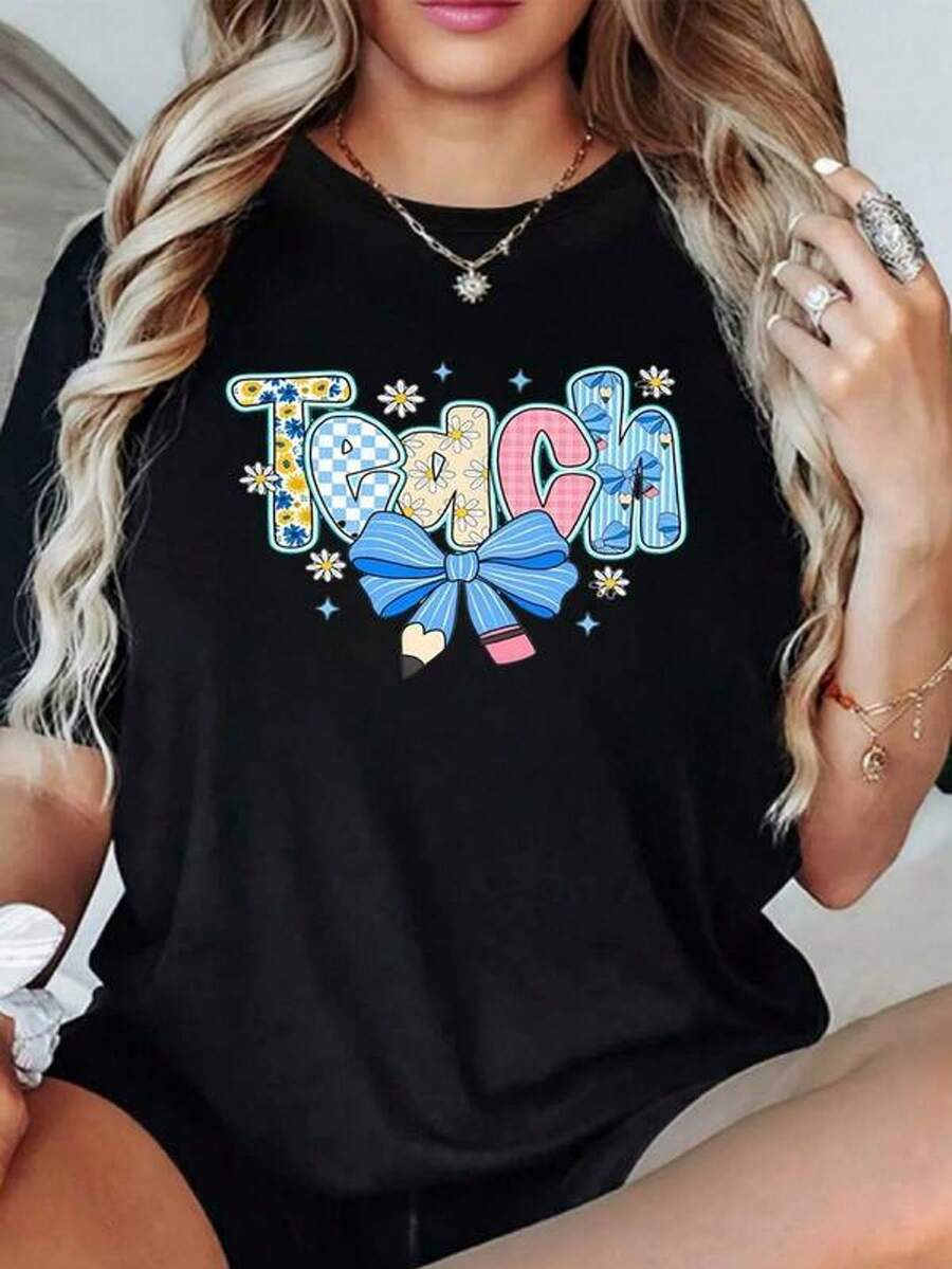 Letras coloridas con flores y moño azul que simbolizan alegría y dedicación al enseñar reflejando pasión y ternura camiseta para mujer 100% algodón de ajuste cómodo y suave