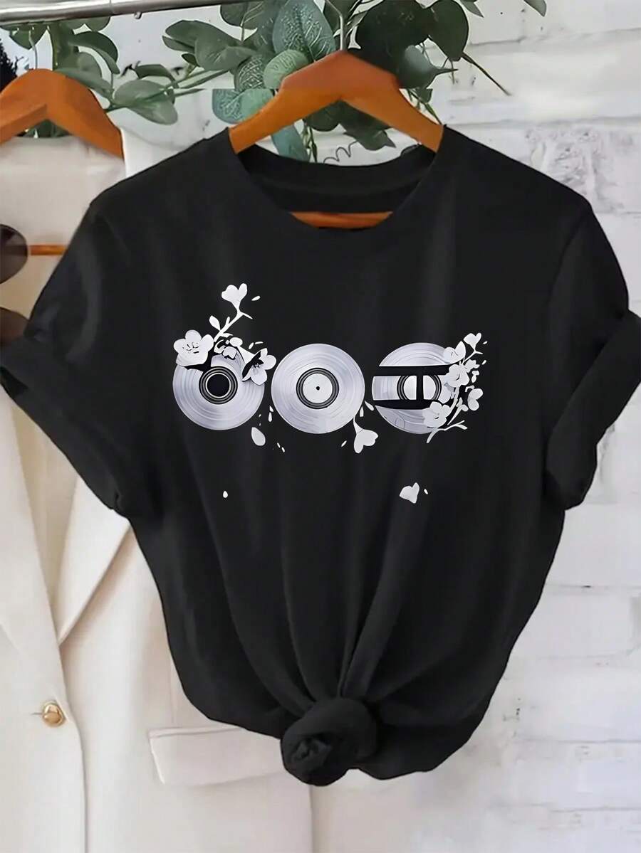 Camiseta unisex de manga corta, diseño de disco de vinilo vintage ￗ Tres discos de vinilo con motivos de flores de cerezo dispuestos para formar la forma de "OOO", combinados con ramas de cerezo a ambos lados, con pétalos dispersos que añaden una sensación de...Printed Pattern T-shirt - Women's Casual Crew Neckplayeras hombre,spiderman,, mujer,romwe men,boho chic,maestras regalos,camiseta para mujerconjuntos curvy para mu,y2k, - Negro - Ver 1