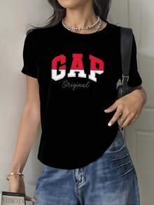 Letras grandes en tonos rojos y blancos que simbolizan energía fuerza y autenticidad con tipografía universitaria moderna que evoca confianza y estilo casual camiseta de mujer cómoda y moderna - Negro - Ver 8