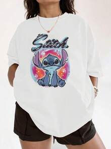 Dibujo de un tierno personaje azul sentado bajo un cielo colorido con estrellas y luna creando una sensación de fantasía y ternura camiseta de mujer cómoda y casual  perfecta para uso diario - Blanco - Ver 6
