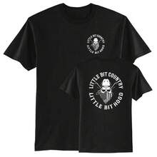 Camiseta con "LITTLE BIT COUNTRY LITTLE BIT HOOD" y Gráfico de Calavera de Vaquero: Declaración Audaz - Camiseta negra de 180 g - Ver 1