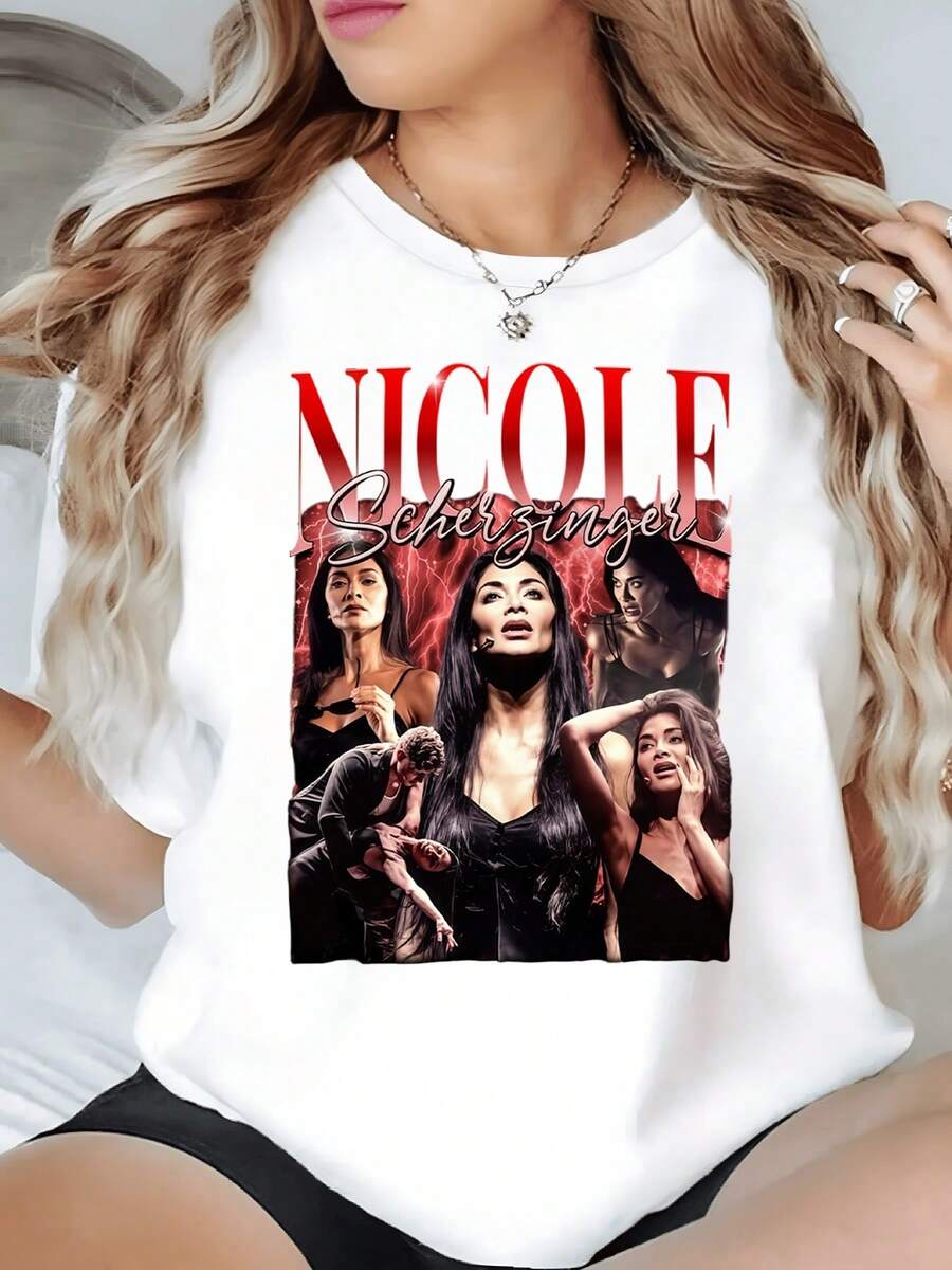 Mujer rodeada de luces rojas en un ambiente apasionado simbolizando fuerza confianza y energía interior que inspira poder femenino en cada movimiento camiseta de mujer casual moderna cómoda - Blanco - Ver 1