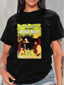 Ilustración vibrante que muestra a un niño aventurero junto a animales selváticos bailando bajo hojas verdes simbolizando amistad y alegría en la naturaleza camiseta de mujer  cómoda y moderna para uso diario - Negro - Ver 1